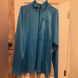 Patagonia Men’s  1/4 Zip Sweater-size XL- Blue